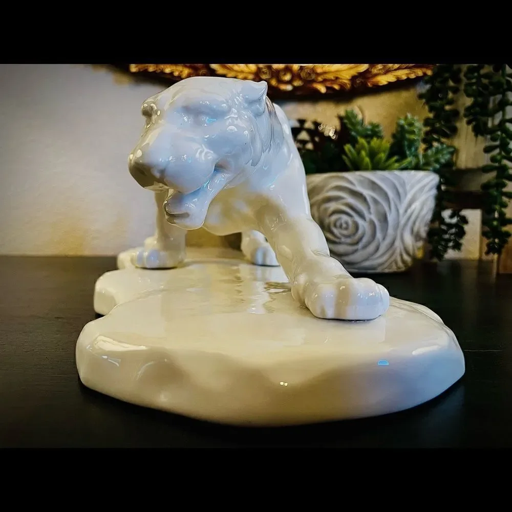 ♥️ RARE Panther, blanc de chine Hollywood Regency mid century figurine.